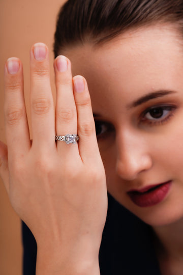 Vintage Round Stone Ring with Geometric Openwork Band